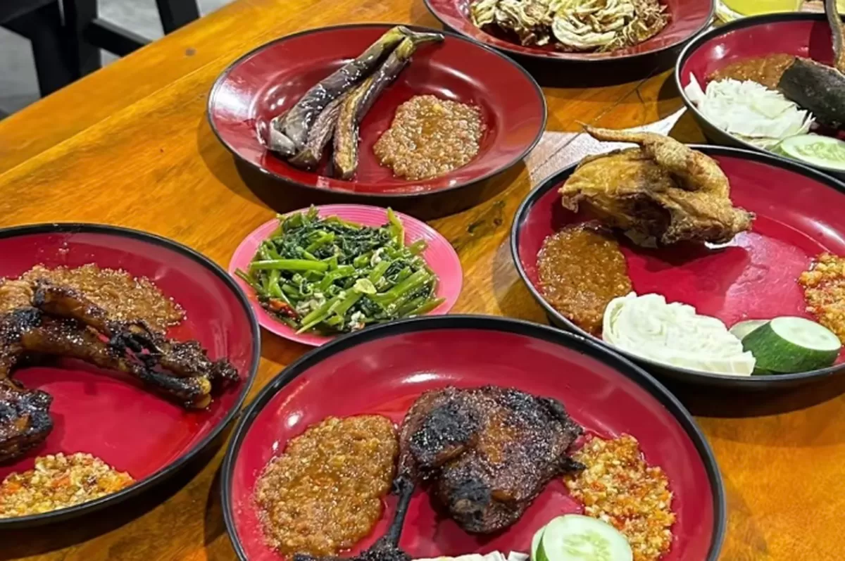 Makan Siang Santai di Lesehan Keluarga, Cilacap yang Bikin Kembali Lagi